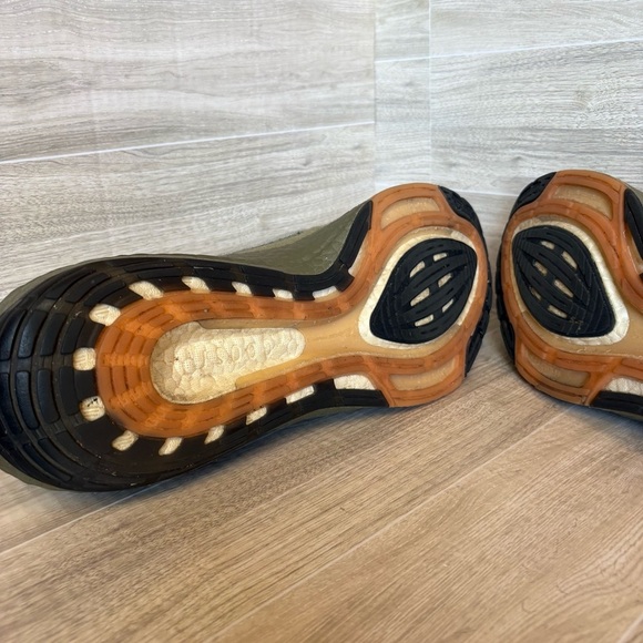 ADIDAS UltraBoost 22 Orbit Green Beam Orange Running Shoes GX9140 Men’s Size 11 - Picture 4 of 10